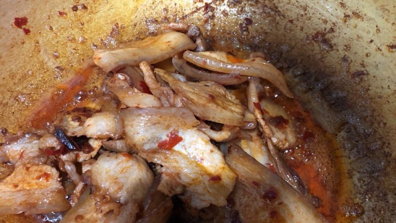 莲白回锅肉,下豆瓣酱，小火，翻炒至出红油
