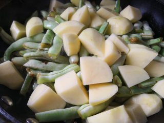 脊骨土豆炖豆角,土豆去皮，切块，放入锅里