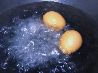 朝鲜冷面,这个时候 冷水下锅煮两个鸡蛋