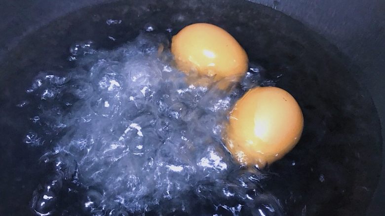 朝鲜冷面,这个时候 冷水下锅煮两个鸡蛋