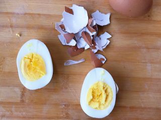 朝鲜冷面,煮好的鸡蛋去壳切成两半备用