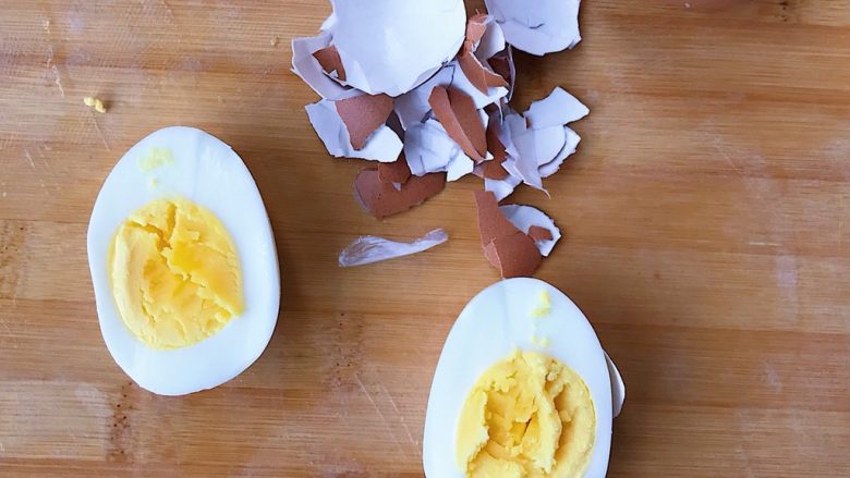 朝鲜冷面,煮好的鸡蛋去壳切成两半备用