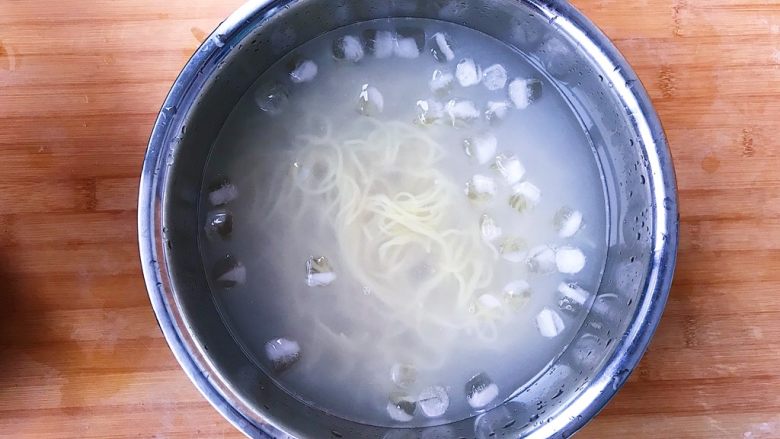 朝鲜冷面,煮好的面条立即泡入冰水中