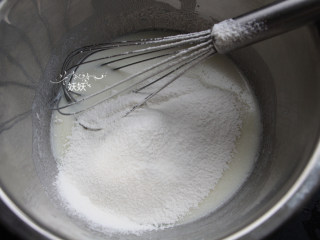原味蛋糕卷,筛入低筋面粉，面粉一定要过筛，不要直接倒进来。