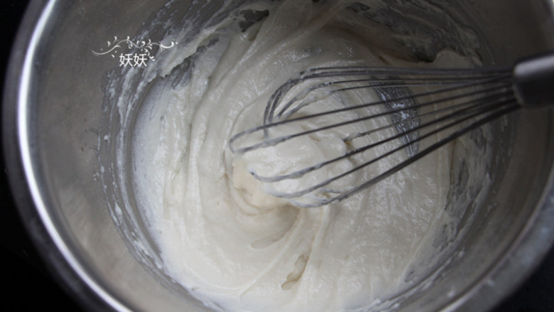 原味蛋糕卷,用手动打蛋器呈十字形搅打几下，然后转圈搅拌几下，面糊就可以顺滑，不要过度搅拌，总共也不过用不到一分钟的时间。