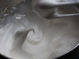 原味蛋糕卷,蛋清加几滴柠檬汁，分三次加入白砂糖，打至湿性发泡状态，也就是说，提起打蛋器，能呈现一个大大的可以晃动的弯钩，打蛋盆倒扣，蛋白霜不会流出来。蛋白霜的状态不对，蛋糕卷就会出现沉积或者开裂的情况。