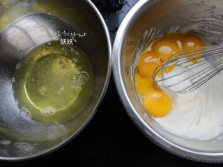 原味蛋糕卷,将蛋清和蛋黄分离，蛋黄打入面糊里，蛋清装入一个无水无油的容器里，容器一定要保证干净，不能有油星和水分，蛋清里也不能混入蛋黄。