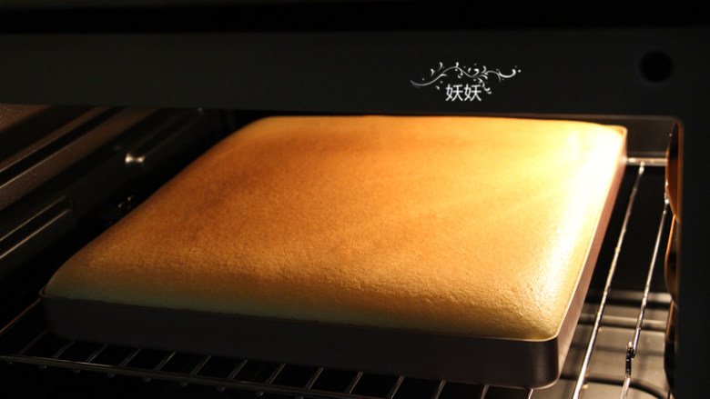 原味蛋糕卷,准备三能28×28的金盘一个，底部垫油纸或者硅胶垫，倒入面糊震一下，送入预热好的烤箱，中层，上下火165度25分钟，这个方子适合平炉，如果是风炉，这个方子就需要做调整，大家常见的烤箱基本都是平炉。