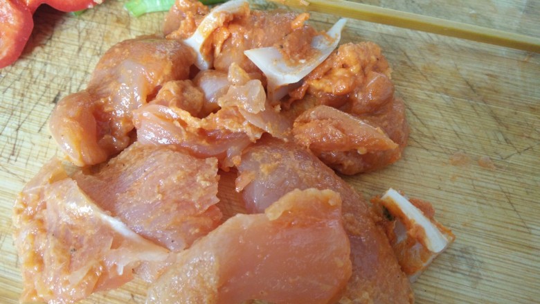 麻辣鲜香~素食干锅虾,把它们切块备用吧……