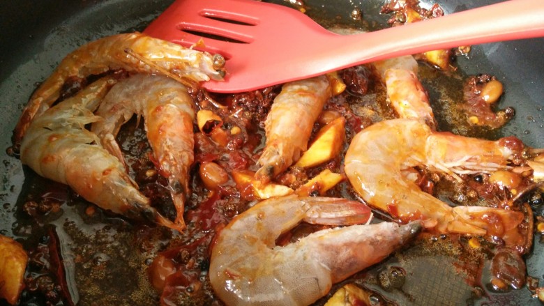 麻辣鲜香~素食干锅虾,小火出红油，放进处理好的大虾