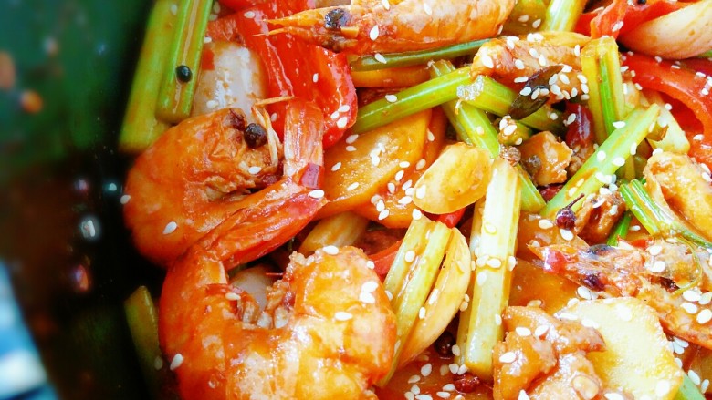 麻辣鲜香~素食干锅虾,立即关火，可以撒点酒鬼花生或白芝麻