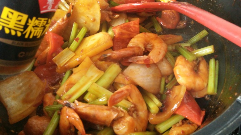 麻辣鲜香~素食干锅虾,加入红椒后继续炒，最后淋适量黑米醋