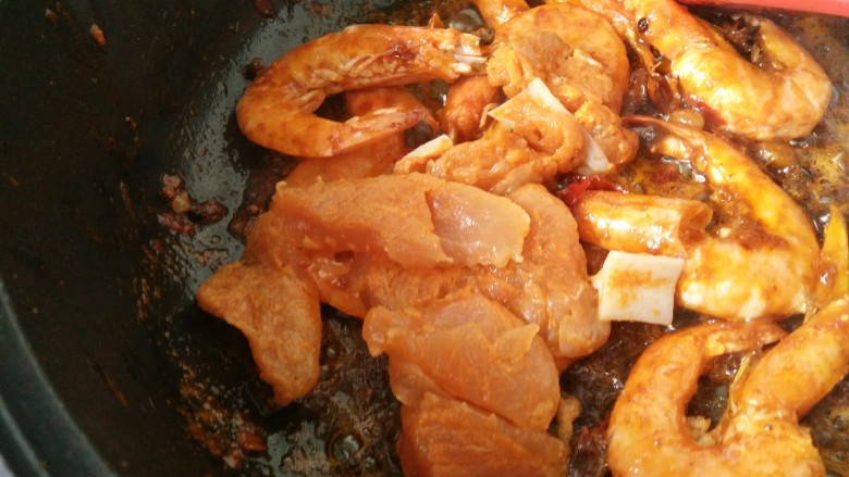 麻辣鲜香~素食干锅虾,炒到大虾发红了，加入鸡肉串