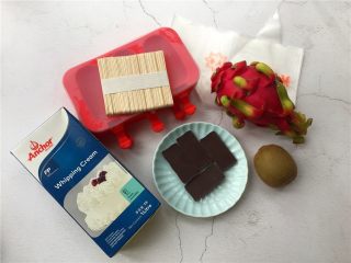 自制巧克力夹心雪糕,准备材料如图。