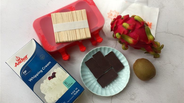 自制巧克力夹心雪糕,准备材料如图。