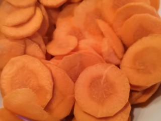 夏日必备爽口泡菜,胡萝卜去皮，切成薄片，也可以切丁备用。