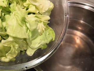 夏日必备爽口泡菜,圆白菜焯水后立即捞出。