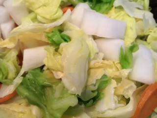 夏日必备爽口泡菜,用手把三种菜混合均匀。