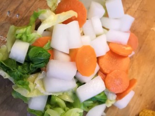 夏日必备爽口泡菜,取一些混合蔬菜放在盆底，我的是玻璃盆可能看的不太清楚，这是第一层。取两勺焯过食材的水放入盆中。