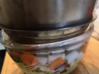 夏日必备爽口泡菜,找合适大小的盆，底部一定清洗干净，上面放水压在食材上面。
