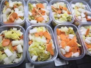 夏日必备爽口泡菜,一共8盒，上述食材的双倍的量，两棵圆白菜，两根白萝卜，两根胡萝卜，刚好装满8个709毫升的盒子。记住一定冰箱冷藏保存哦～