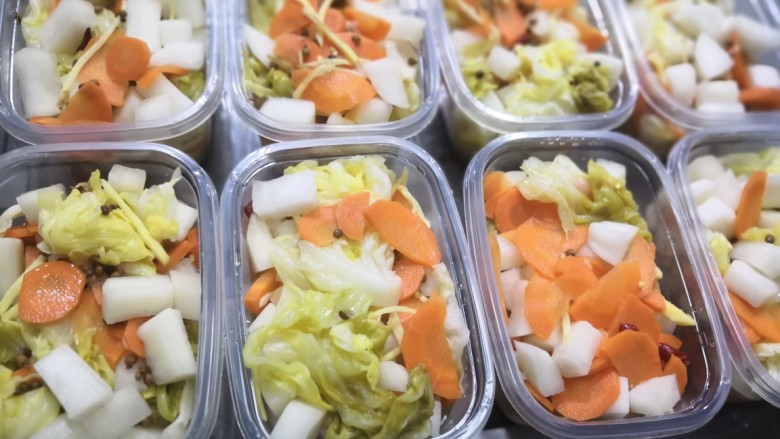夏日必备爽口泡菜,一共8盒，上述食材的双倍的量，两棵圆白菜，两根白萝卜，两根胡萝卜，刚好装满8个709毫升的盒子。记住一定冰箱冷藏保存哦～