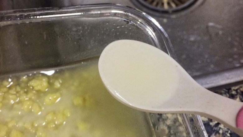 夏日小清新：藜麦金米马蹄糕,蒸好后，用隔热手套拿出容器，用小汤匙勺走多余的糖水。