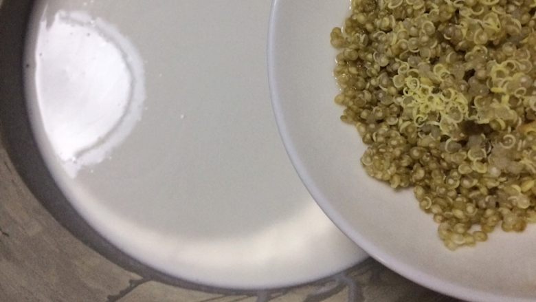 夏日小清新：藜麦金米马蹄糕,然后藜麦与椰浆粉浆混合。
