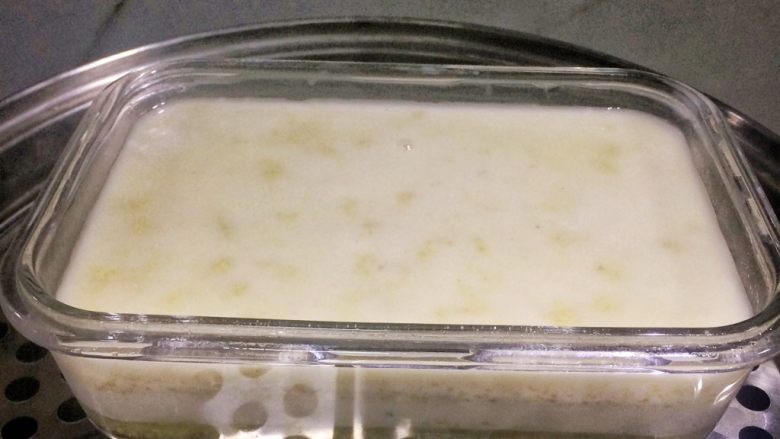 夏日小清新：藜麦金米马蹄糕,最后倒2.5大勺金米粉浆蒸13分钟左右就可以出锅啦。

因为这次每层都蒸得比较厚，所以只蒸了三层。