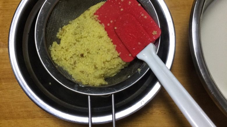 夏日小清新：藜麦金米马蹄糕,捞出沥干水份备用。

因为金米比较吸水，可用东西压一下米，尽量压出多余的水分。
