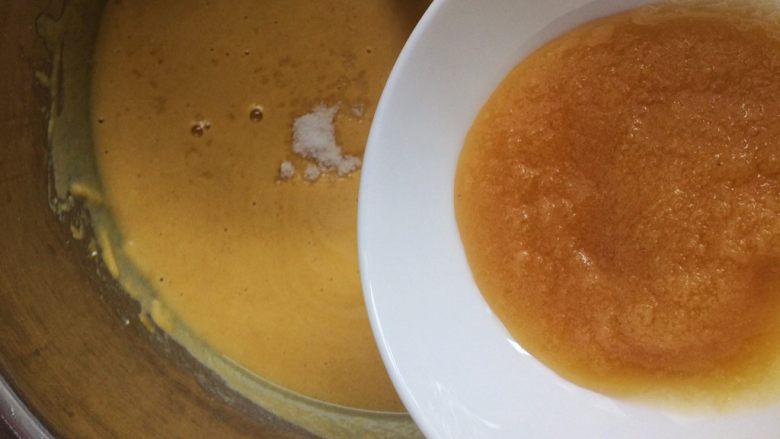 健康粗粮小点心：蜂蜜玉米面饼,再倒入蜂蜜与细盐搅拌均匀。