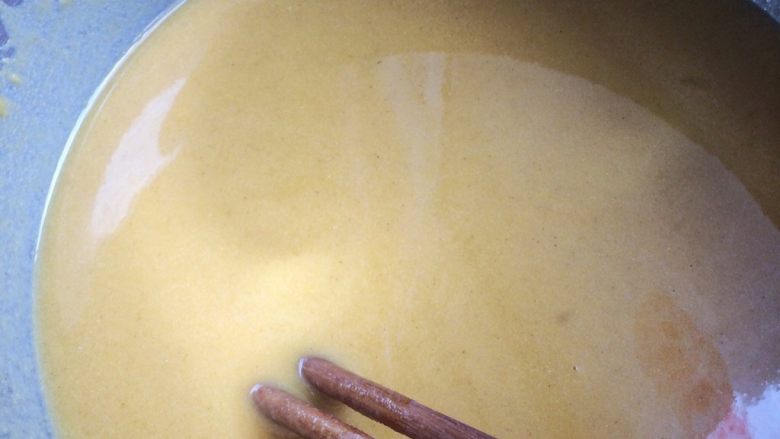 健康粗粮小点心：蜂蜜玉米面饼,多搅拌一会，确保没干粉没颗粒。