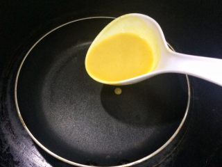 健康粗粮小点心：蜂蜜玉米面饼,小火加热不粘锅，不需要放油。

勺适量面糊从低处倒下去，不要太高位置。

如果是普通的锅得刷上一层油。