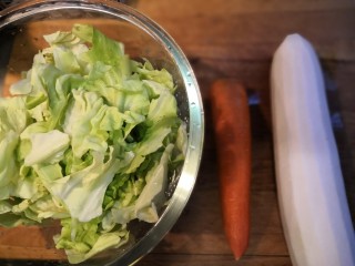 夏日必备爽口泡菜,白萝卜，胡萝卜，圆白菜洗净。