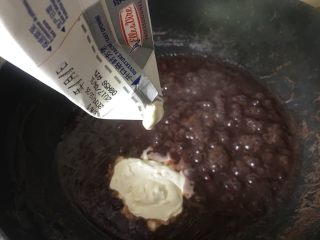 红豆沙雪糕,加入奶油搅拌均匀成糊状。