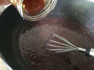 红豆沙雪糕,加入麦芽糖搅拌均匀。