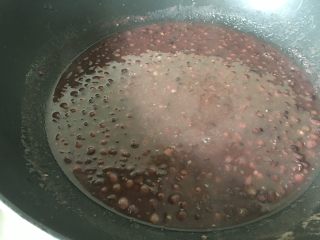红豆沙雪糕,再倒入不粘炒锅里翻炒、熬制。