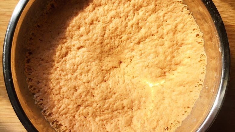 胡萝卜培根馒头卷,有原来的面团2–3倍大，就是发酵好了