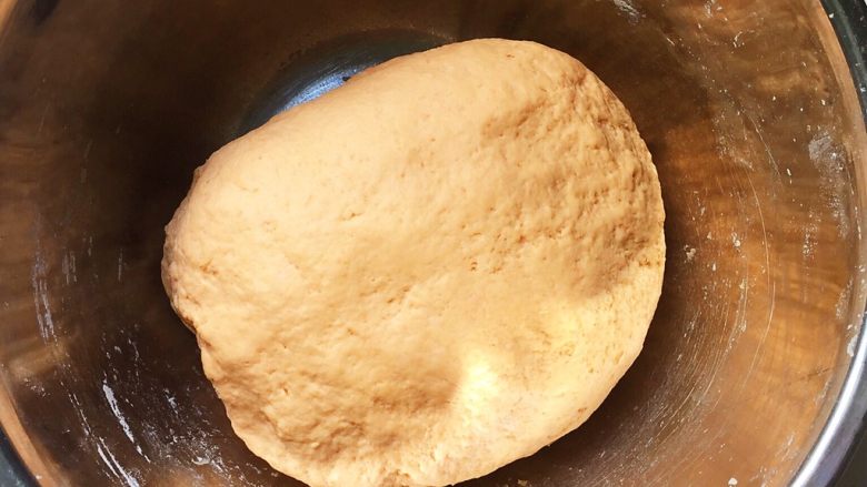 胡萝卜培根馒头卷,揉成光滑的面团（根据实际情况，如果粉干的话适量加一点点水），放在温暖处发酵