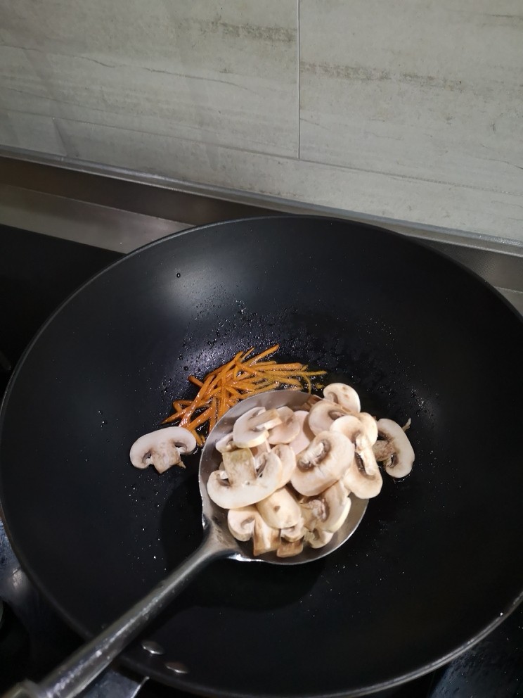 🇮🇹蘑菇肉丝意大利螺旋面🇮🇹,放入蘑菇炒香