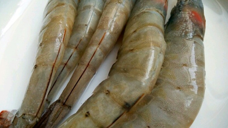 麻辣鲜香~素食干锅虾,剪去：虾脚，虾枪，沙嘴，虾线，冲洗干净备用