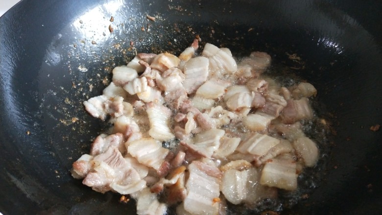 新文美食  豆角焖面,焖面最关键的是炒肉。