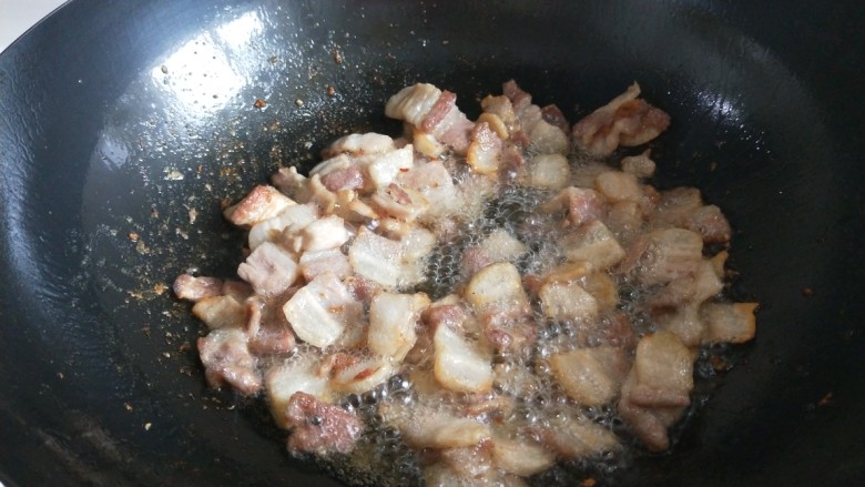 新文美食  豆角焖面,煸炒油出来。肉干一些才更好吃。