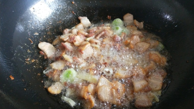 新文美食  豆角焖面,在次炒香葱姜蒜。