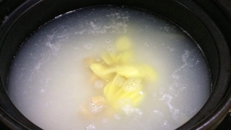 瑶柱鸡丝粥,倒入姜片继续煮20分钟。