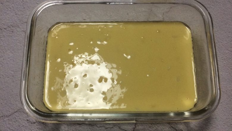 小孩零食&减肥加餐: 甜玉米牛奶糕,将面糊倒入容器中，静置20分钟。

因为玉米不是整粒放的，而是用刀削下去，有切口，所以静置的时候能将玉米的部份甜味分散到面糊中。