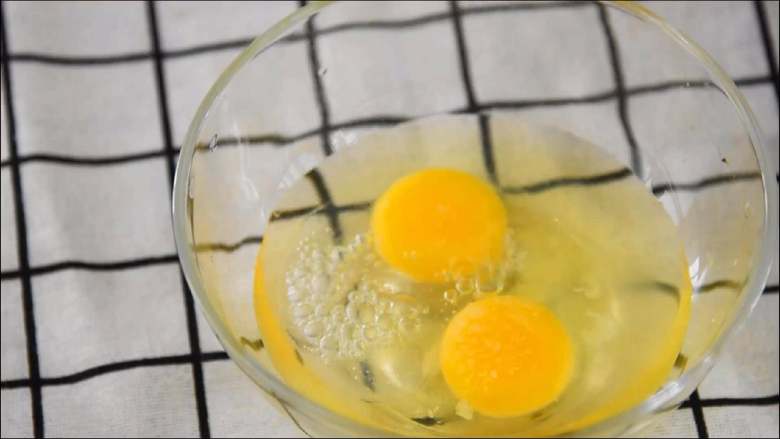 秋葵炒鸡蛋—小清新快手菜，一颗颗好像星星一样,鸡蛋加入半勺盐，少许清水，打散。