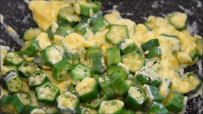 秋葵炒鸡蛋—小清新快手菜，一颗颗好像星星一样,倒入蛋液炒匀。