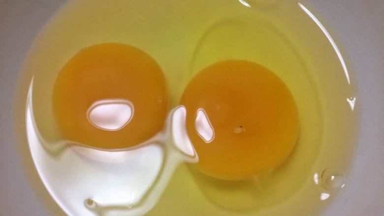 新手烘培: 轻盈百香果磅蛋糕,3.中等大小的<a style='color:red;display:inline-block;' href='/shicai/ 9'>鸡蛋</a>两个，先将蛋液搅拌均匀。