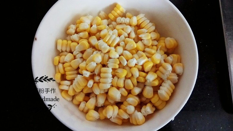 黄金玉米烙, 把玉米的叶，玉米须去掉。用刀贴着玉米棒取下玉米粒。这样取下玉米粒比较快捷方便，但与玉米粒会粘在一起，需要用手把它掰开成一粒粒。玉米芯不要丢弃，用来煲汤什么的也很适合。想方便一些，可以去买现成的玉米粒罐头。